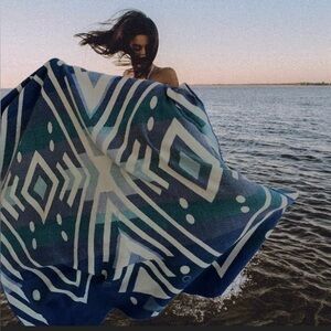 Alpaca Wool Blue Geometric Pattern Blanket. Handmade from Ecuador. New/Queen